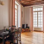 Typical And Cosy Flat At The Heart Of Marais In Paris - Welkeys