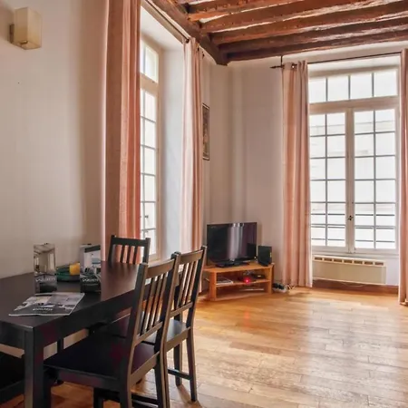 Typical And Cosy Flat At The Heart Of Marais In - Welkeys *