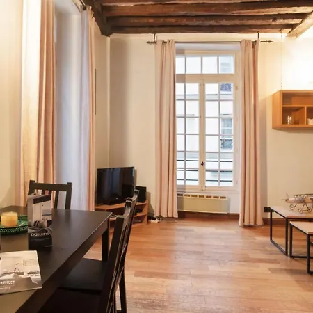 Typical And Cosy Flat At The Heart Of Marais In - Welkeys *